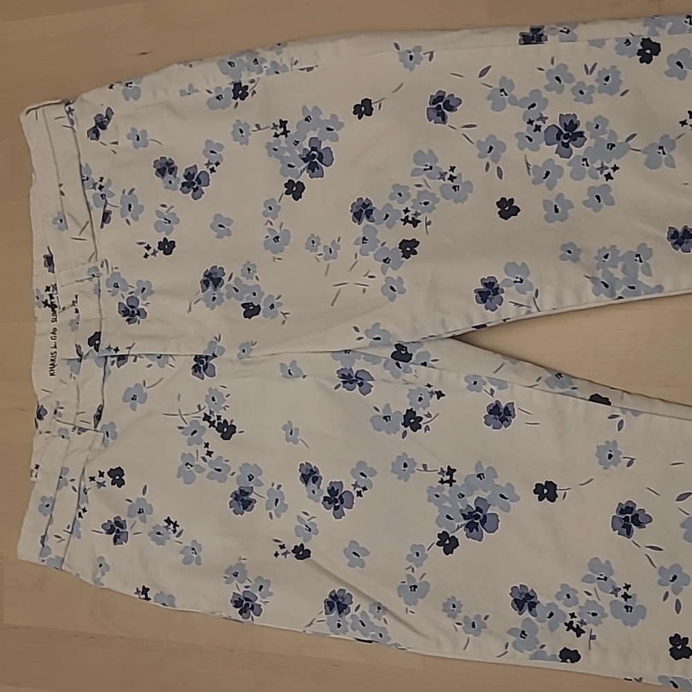 NWOT Khakis by GAP White with Blue Floral Print Pants with Pockets - Picture 4 of 13